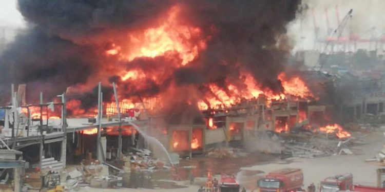لبنان.. انفجار ثان في مرفأ بيروت وذعر في العاصمة