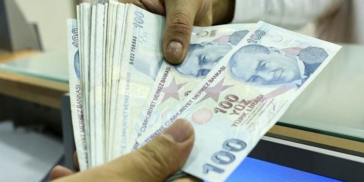 الأتراك يخشون لمس النقود!