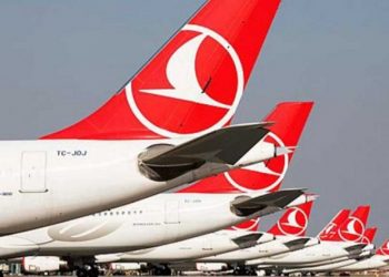 الخطوط الجوية التركية تخفض رواتب الطيارين إلى النصف