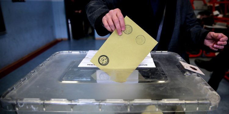 كاتبة تركية: العدالة والتنمية سيخسر الناخبين الأكراد المحافظين