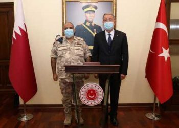 رئيس الأركان القطري يلتقي وزير دفاع تركيا