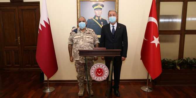 رئيس الأركان القطري يلتقي وزير دفاع تركيا
