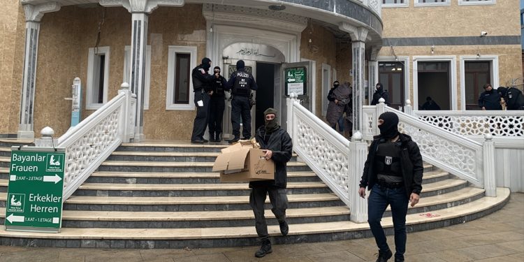 الشرطة الألمانية تداهم مسجدًا تركيا في برلين بشبهة الاحتيال