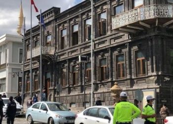 تركيا.. حل مجلس بلدية قارص بعد اعتقال عُمدتها