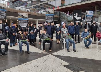 وقفة بالكراسي في السويد احتجاجًا على وفاة شرطي سابق بالسجن في تركيا