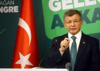 تركيا.. داود أوغلو: وزراء أردوغان يكذبون على الشعب