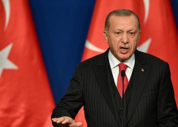 شارلي إبدو وأردوغان: المجلة الفرنسية تستهزئ بالرئيس التركي، وتهديد بملاحقتها قضائيا