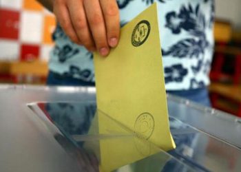 مدير مؤسسة استطلاع رأي: أصوات الجيل الشاب ستحدد من يحكم تركيا