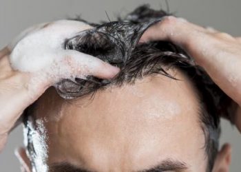 كيف تتخلص من رائحة الشعر الكريهة وما أسبابها؟