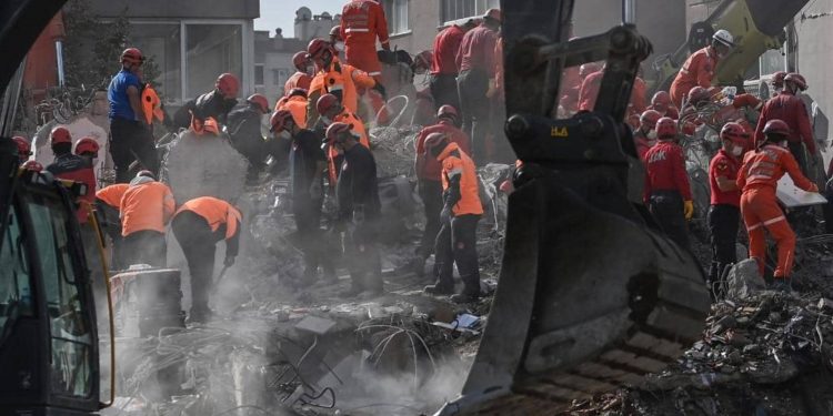 الملك سلمان يوجه بتقديم مساعدات للمتضررين من زلزال تركيا