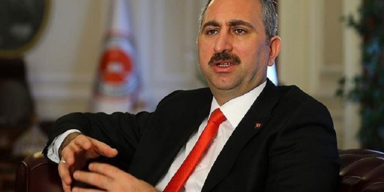 وزير العدل التركي يقيس “الثقة باستقلال القضاء” عبر قلبه!