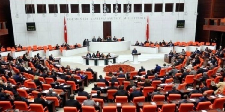 هلع في البرلمان التركي بعد تفشي كورونا
