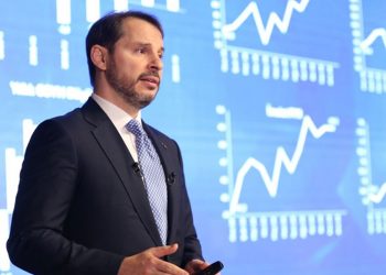 صحفي تركي: كيف يمر يوم كامل لتأكيد خبر استقالة وزير؟