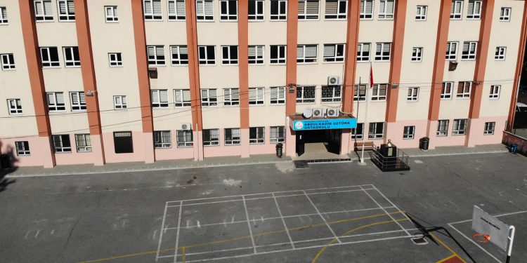 نواب أردوغان وبهجلي يرفضون رفع كفاءة المدارس ضد الزلازل