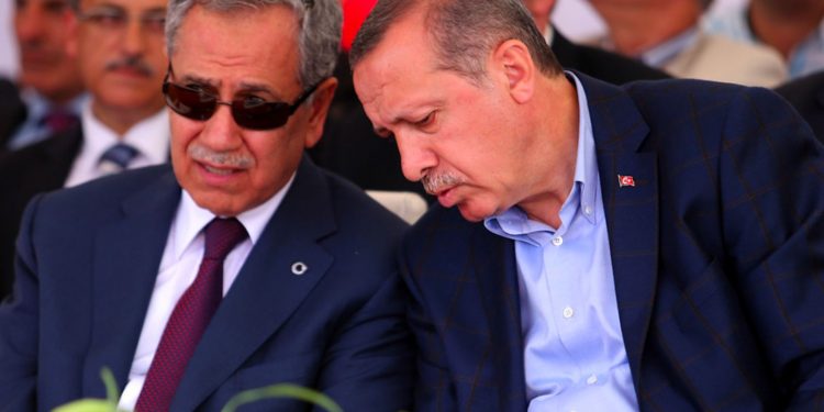 صحفي يكشف تفاصيل المكالمة الهاتفية بين أردوغان ومستشاره قبل الاستقالة