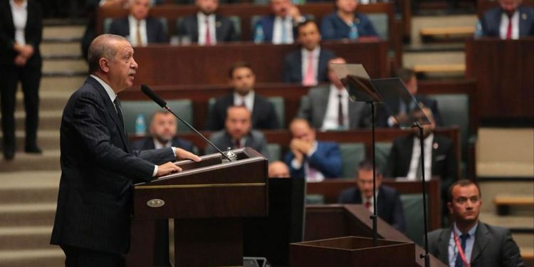 كاتب.. نواب حزب أردوغان يعانون اضطرابات شديدة!