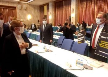 ماذا تفعل الشرطة داخل برلمان تركيا؟