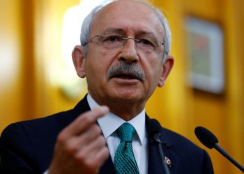 كيليجدار أوغلو يطمئن على طفلة خرجت من تحت الأنقاض بعد 65 ساعة