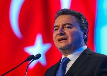 باباجان: الديموقراطية في تركيا مريضة.. وأردوغان قد يعلق العمل بالدستور!