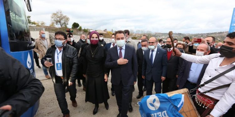 باباجان لأردوغان: لا تعتقد أن العالم غبي!