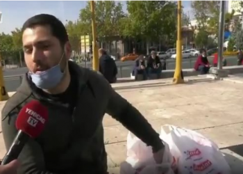 تركيا.. شاب يحمل الدكتوراه يتجه لبيع بذور اليقطين لعدم وجود وظيفة