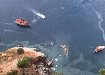 تركيا.. غرق قارب سياحي في أنطاليا وانتشال جثة