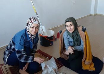 معلمتان فصلهما أردوغان من وظيفتهما تعملان بحرفة طلاء الجدران