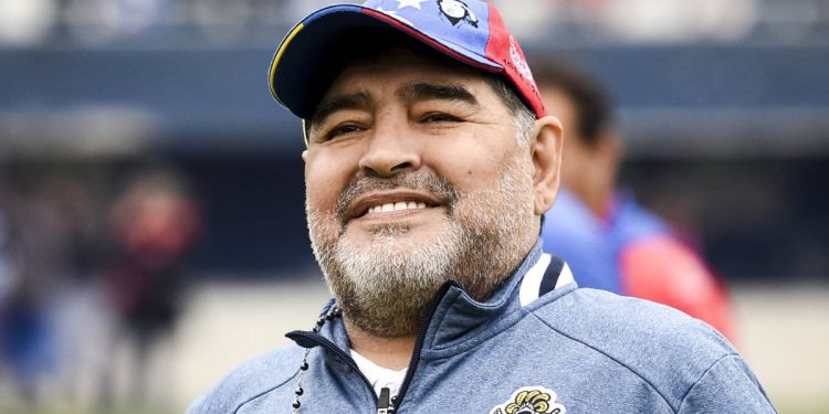 نقل أسطورة كرة القدم مارودونا إلى المستشفى