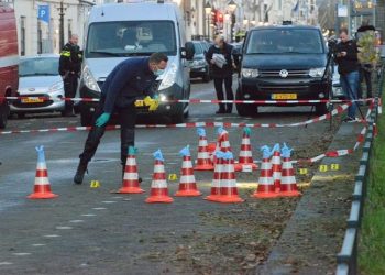 فيديو.. هجوم يستهدف السفارة السعودية في لاهاي