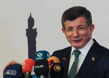 داود أوغلو: أردوغان يغير رأيه كل يوم