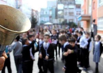 تقرير حكومي: الطلاب الفقراء في تركيا متأخرون عامين في التعليم