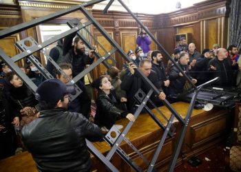 الأرمن يداهمون مبنى البرلمان اعتراضا على الانسحاب من قرة باغ