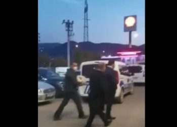 مسؤول تركي في مطعم برفقة حراسته رغم حظر أردوغان!