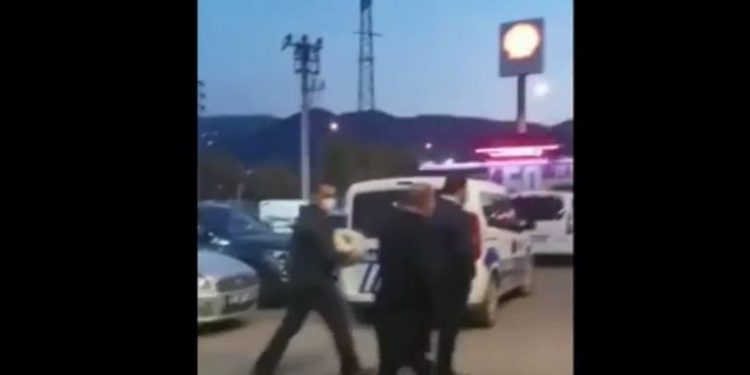 مسؤول تركي في مطعم برفقة حراسته رغم حظر أردوغان!