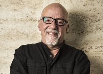 الكاتب العالمي باولو كويلو يتبرع لضحايا زلزال أزمير