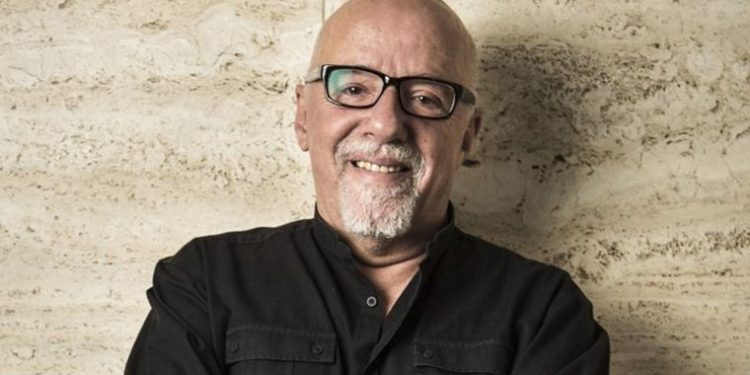 الكاتب العالمي باولو كويلو يتبرع لضحايا زلزال أزمير