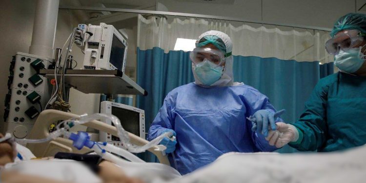 صحفي: مصادر تشير إلى 40 ألف إصابة كورونا يوميًا في تركيا