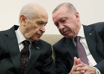 صحفي تركي: “العدالة والتنمية” انشطر نصفين بسبب حليف أردوغان