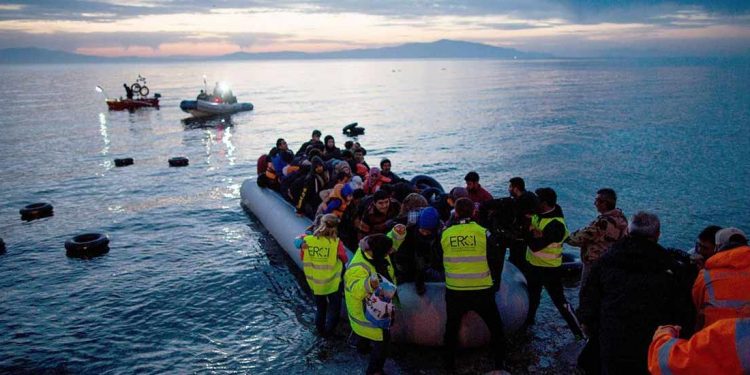 اليونان تستقبل قاربا لفارين من تركيا بينهم برلماني وصحفي