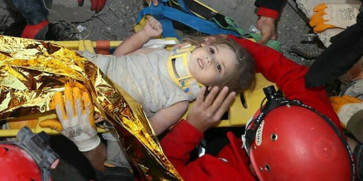 تركيا.. طفلة أخرى تخرج من بين الأنقاض بعد 91 ساعة