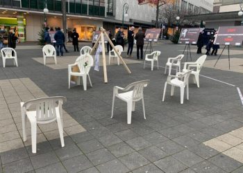 بالكراسي البيضاء.. وقفة في ألمانيا احتجاجا على وفاة شرطي تركي بالسجن