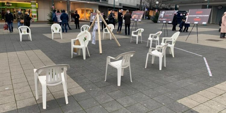 بالكراسي البيضاء.. وقفة في ألمانيا احتجاجا على وفاة شرطي تركي بالسجن