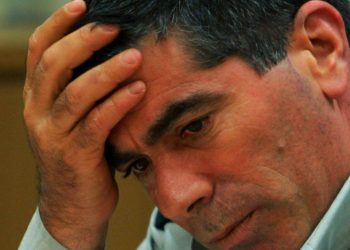 وزير خارجية إسرائيل يقفز من تايتنك حزب “أزرق أبيض”