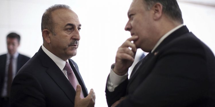 جاويش أوغلو يناقش مع بومبيو قرار العقوبات على تركيا