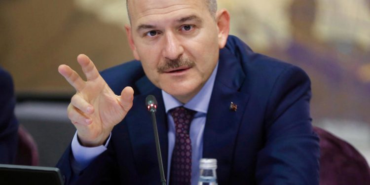 وزير داخلية تركيا يتهم وزيرًا يونانيًا بتعذيب المهاجرين غير الشرعيين