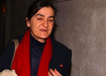 صحافية تركية: أنا شاهد عيان على التفتيش العاري بالسجون!