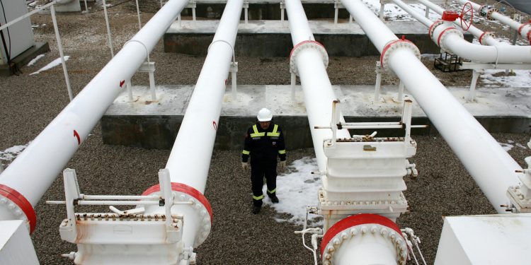 أذربيجان تبدأ ضخّ الغاز إلى أوروبا عبر خط أنابيب البحر الأدرياتيكي