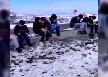 طلاب أتراك يتجمدون من البرد في التلال لغياب الإنترنت