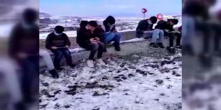 طلاب أتراك يتجمدون من البرد في التلال لغياب الإنترنت