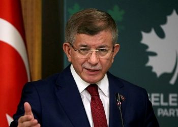 داود أوغلو: أردوغان تحت وصاية حليفيه